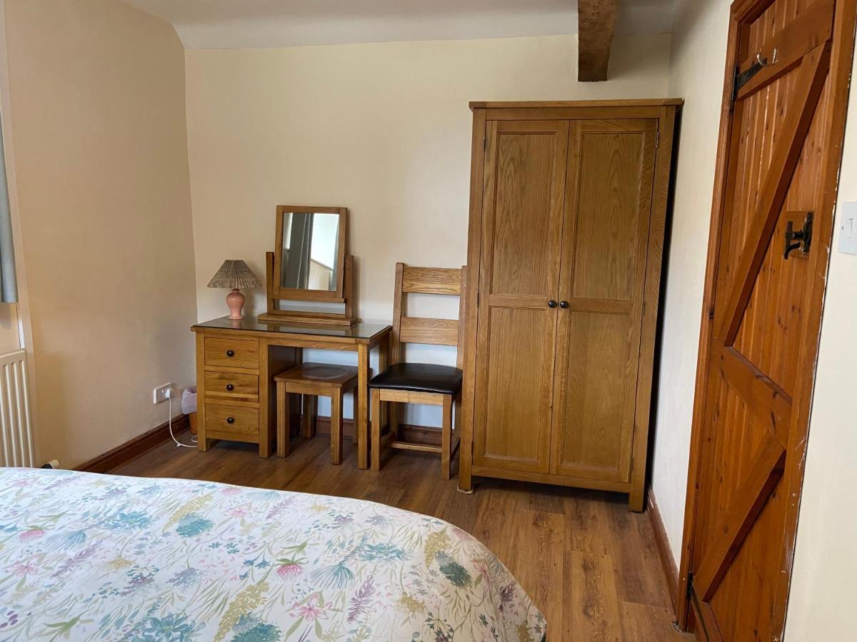 Tupenny Cottage, Old Mill Farm, Cotswold Water Park Cirencester Exterior foto